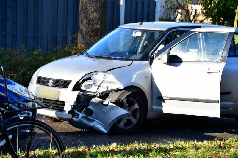 Gewonde en flinke schade na frontale aanrijding