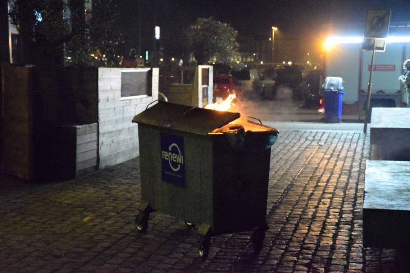 Vuilcontainer in brand bij restaurant