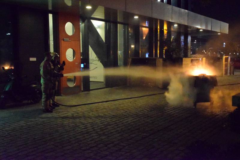 Vuilcontainer in brand bij restaurant