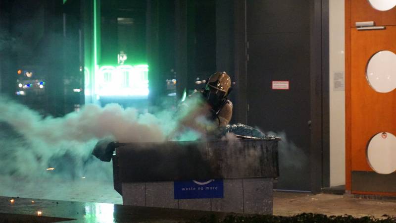 Vuilcontainer in brand bij restaurant