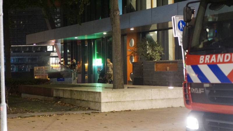 Vuilcontainer in brand bij restaurant