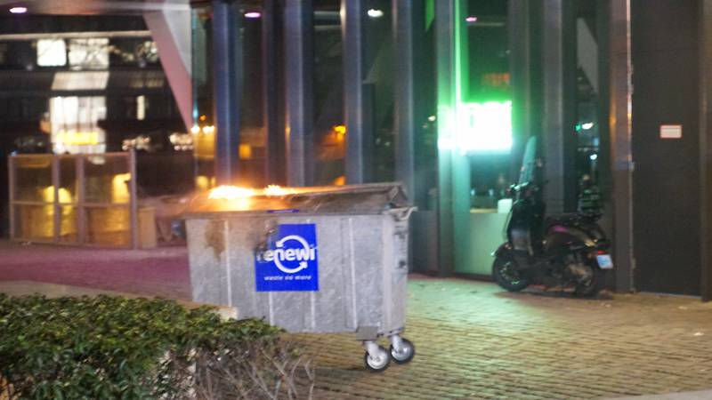 Vuilcontainer in brand bij restaurant