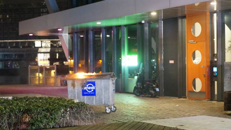 Vuilcontainer in brand bij restaurant