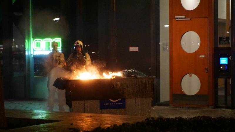 Vuilcontainer in brand bij restaurant