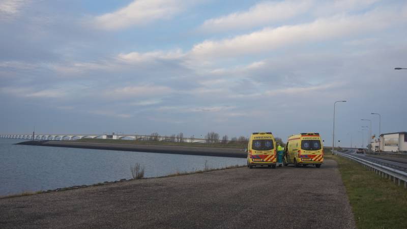 Grote zoekactie na persoon te water Zeelandbrug