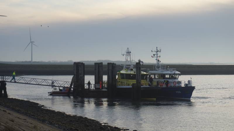 Grote zoekactie na persoon te water Zeelandbrug