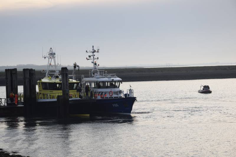 Grote zoekactie na persoon te water Zeelandbrug