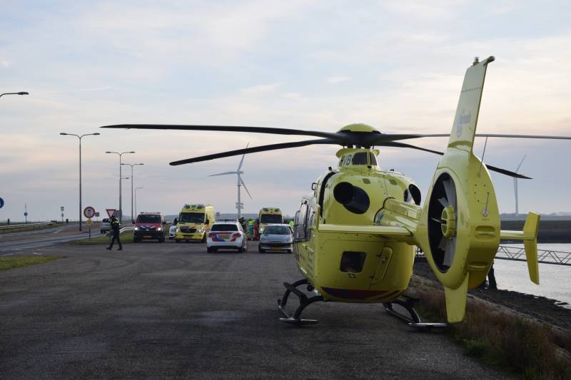 Grote zoekactie na persoon te water Zeelandbrug