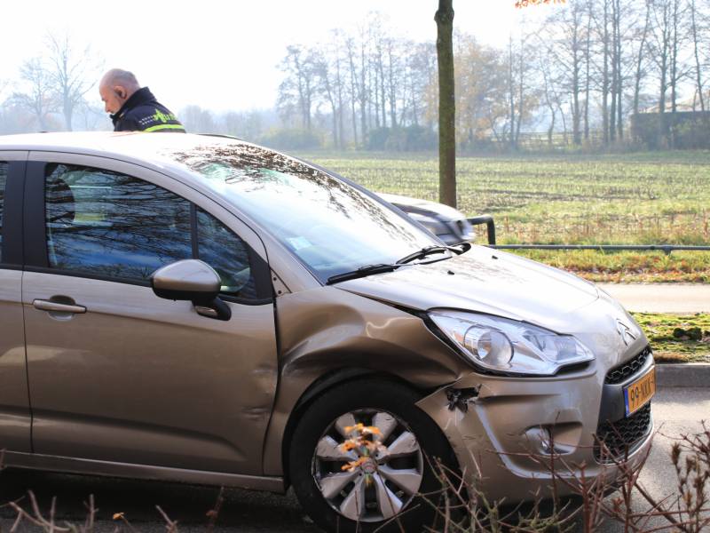 Twee auto's botsen op kruising