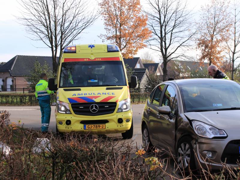 Twee auto's botsen op kruising