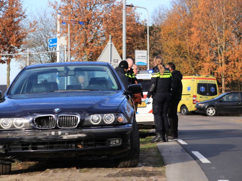Twee auto's botsen op kruising
