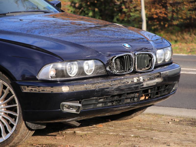 Twee auto's botsen op kruising