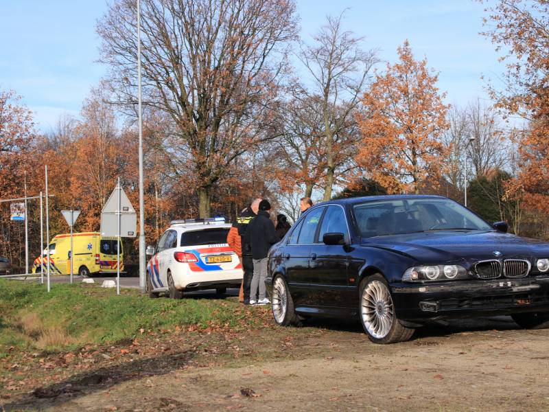 Twee auto's botsen op kruising