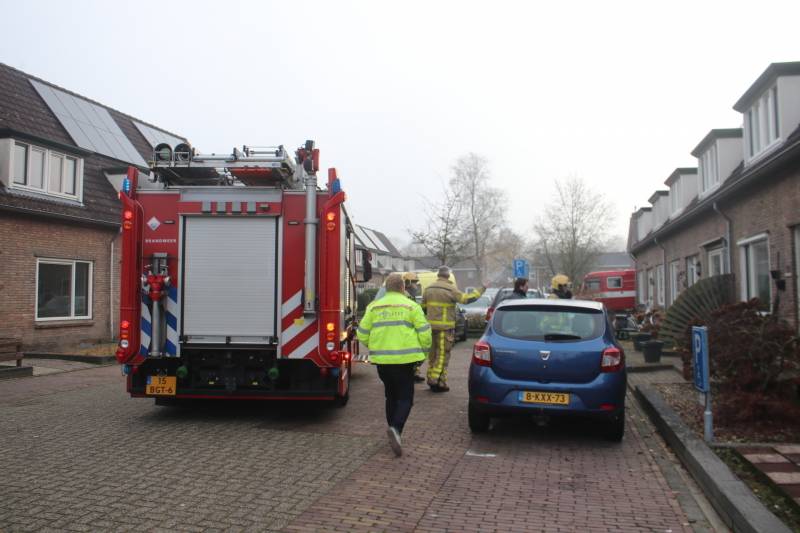 Brandweer blust brand in schuurtje