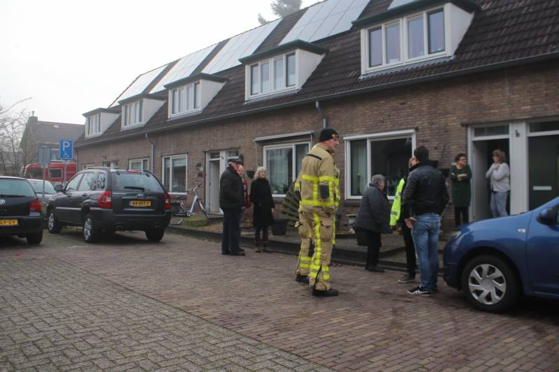 Brandweer blust brand in schuurtje