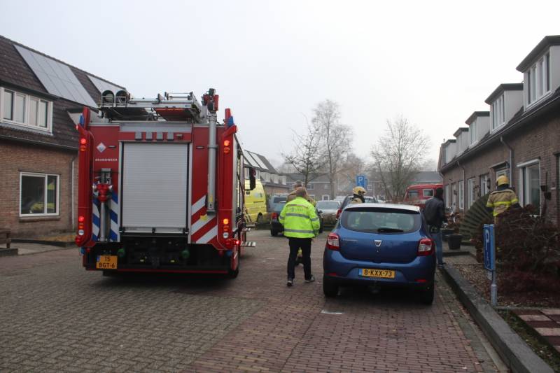 Brandweer blust brand in schuurtje