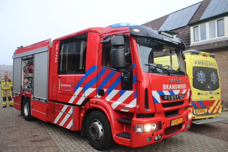 Brandweer blust brand in schuurtje