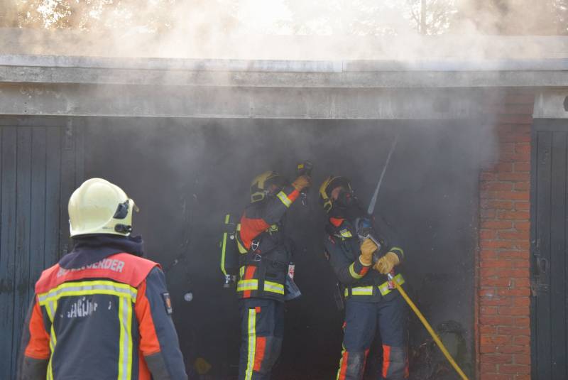 Uitslaande brand verwoest garage