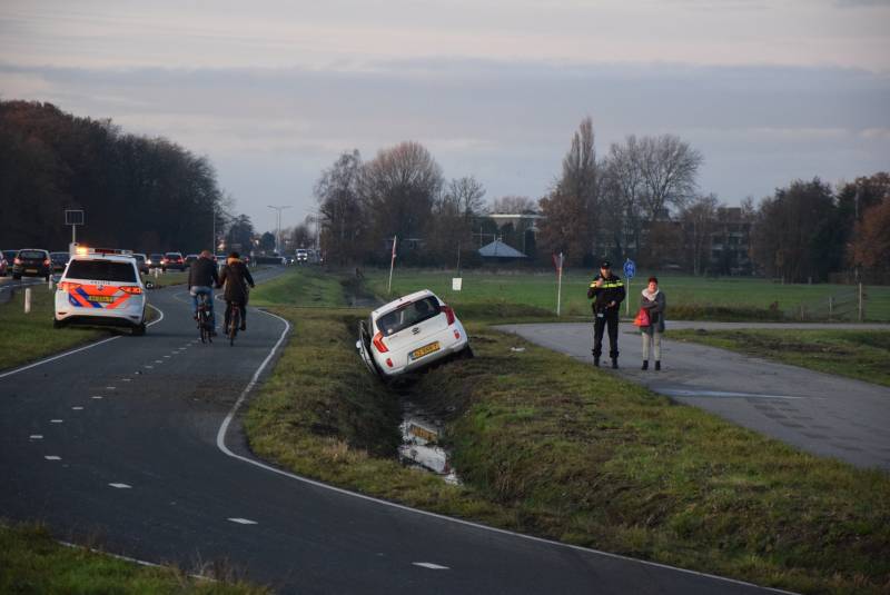 Automobiliste botst tegen elektriciteitskast en eindigd in sloot