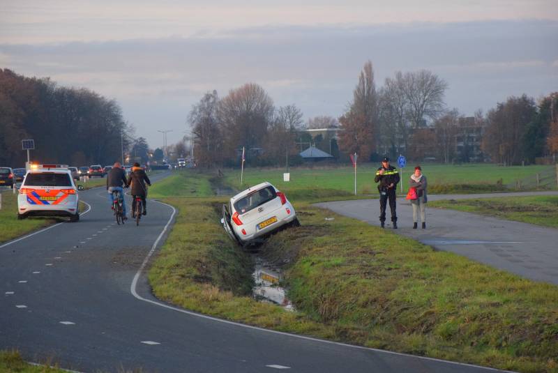Automobiliste botst tegen elektriciteitskast en eindigd in sloot
