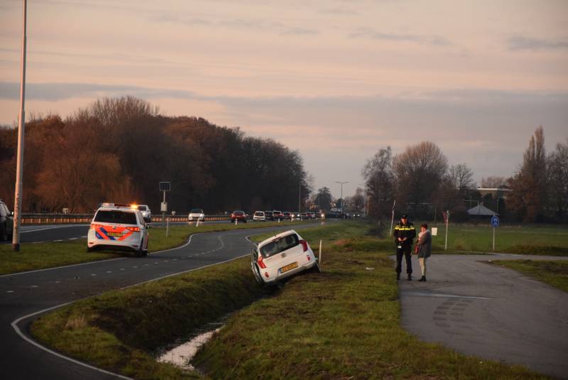Automobiliste botst tegen elektriciteitskast en eindigd in sloot