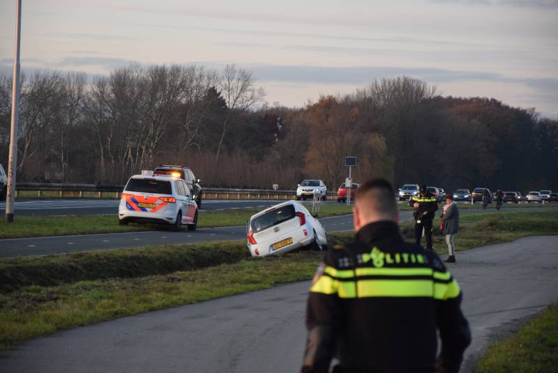 Automobiliste botst tegen elektriciteitskast en eindigd in sloot