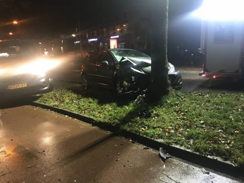 Auto botst frontaal op boom