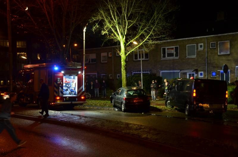 Auto botst frontaal op boom