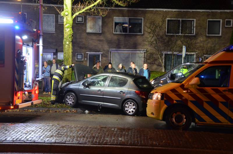 Auto botst frontaal op boom