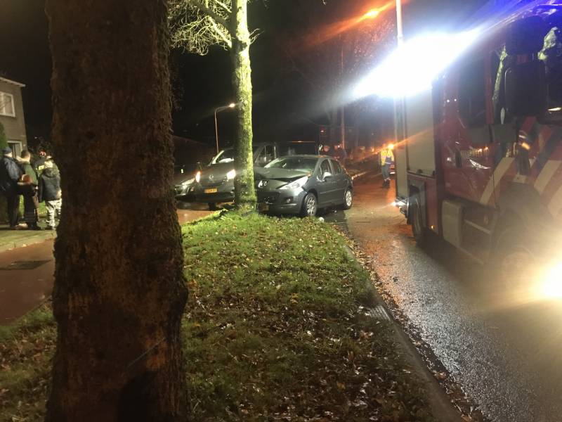 Auto botst frontaal op boom