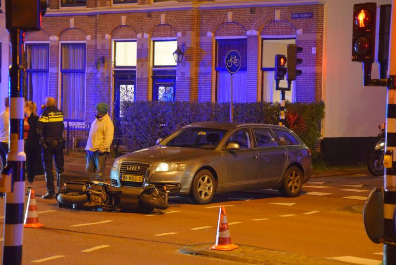 Maaltijdbezorger aangereden door auto