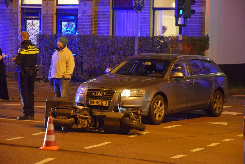 Maaltijdbezorger aangereden door auto