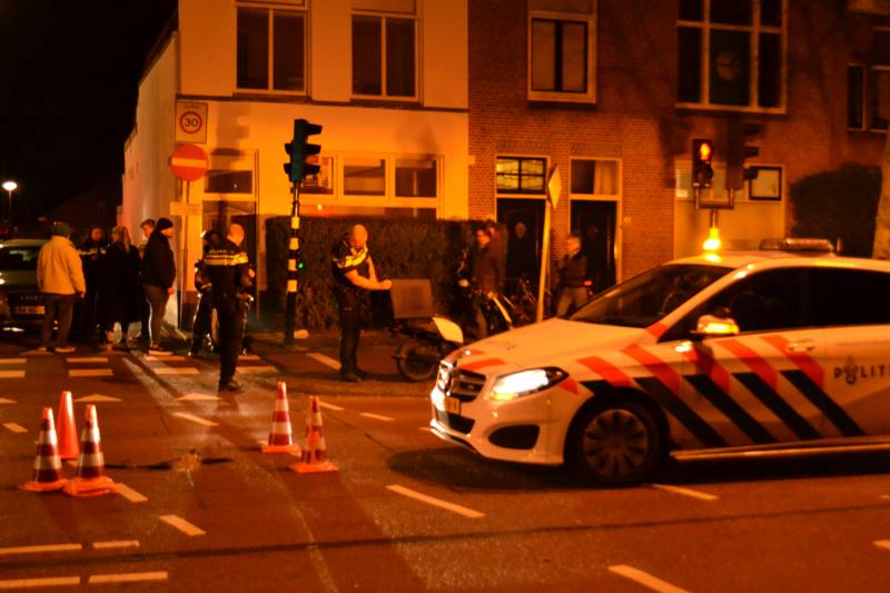 Maaltijdbezorger aangereden door auto