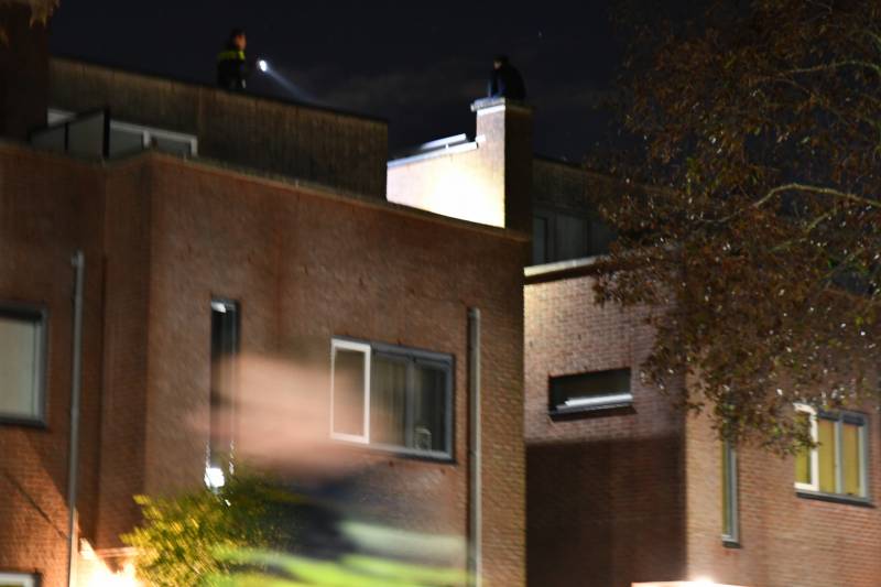 #Hellevoetsluis Verwarde man zit op schoorsteen Rondostraat Hellevoetsluis.