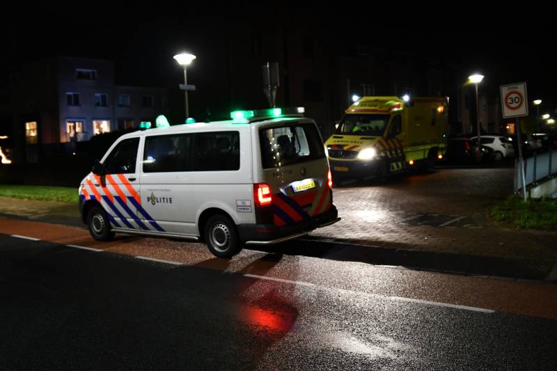 Verwarde man zit op schoorsteen