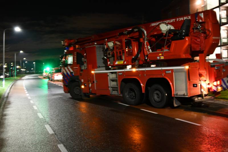 Verwarde man zit op schoorsteen