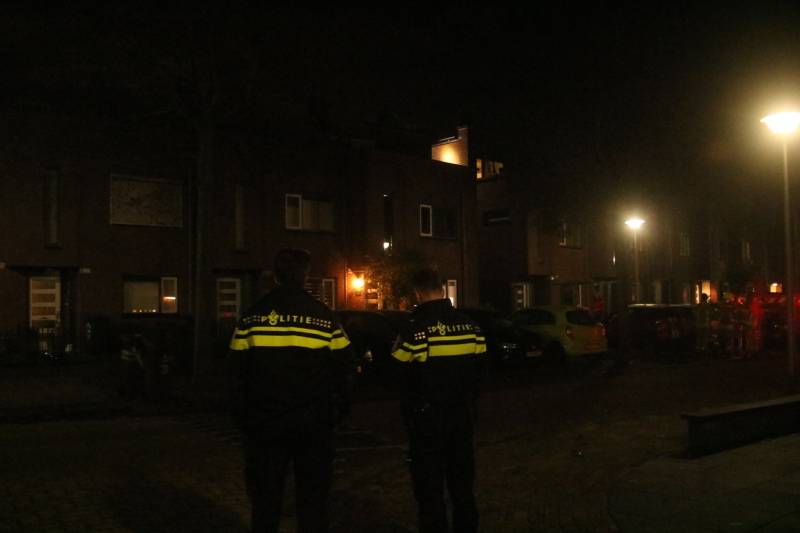 Verwarde man zit op schoorsteen