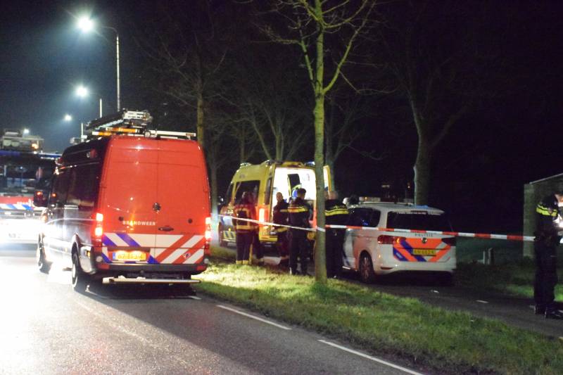 Overleden persoon aangetroffen langs waterkant