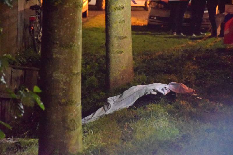 Overleden persoon aangetroffen langs waterkant