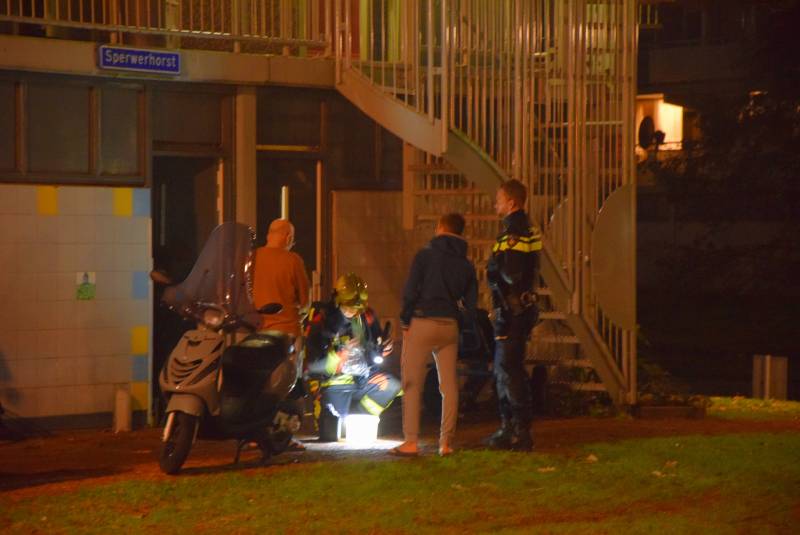 Benzinelucht in meerdere woningen van flat