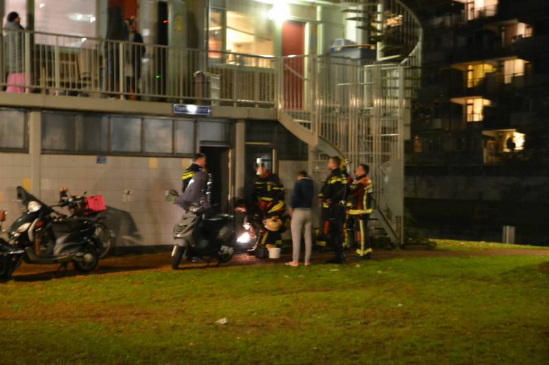 Benzinelucht in meerdere woningen van flat