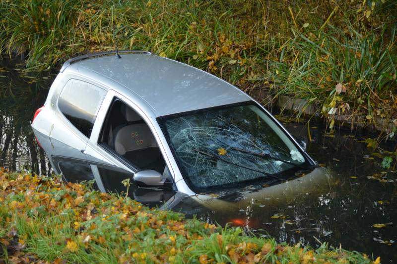 Auto rijdt het water in