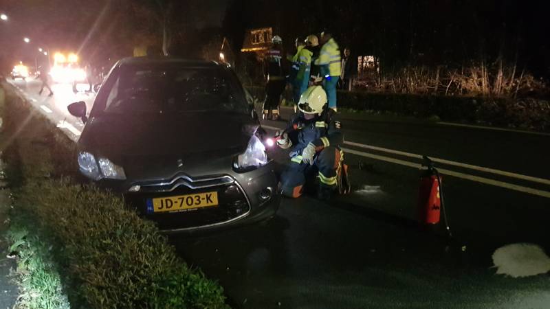 Ravage na frontale botsing met twee auto's
