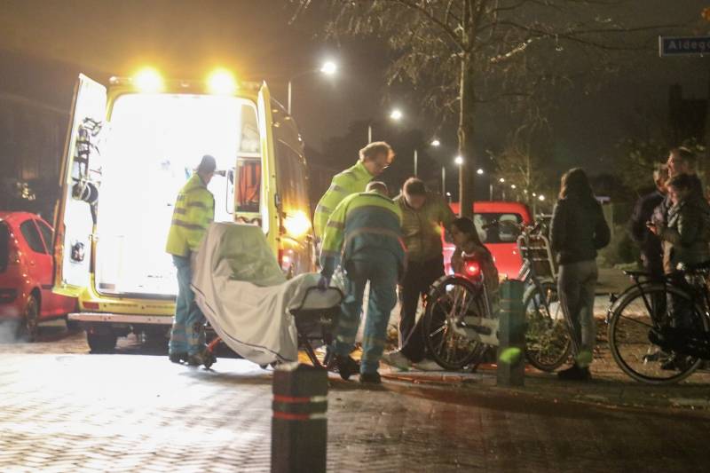 Fietser klapt op motorkap van auto