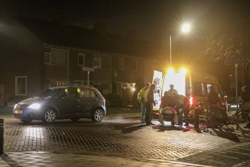 Fietser klapt op motorkap van auto