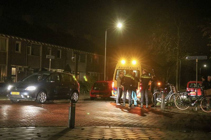 Fietser klapt op motorkap van auto