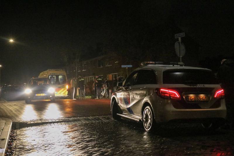 Fietser klapt op motorkap van auto
