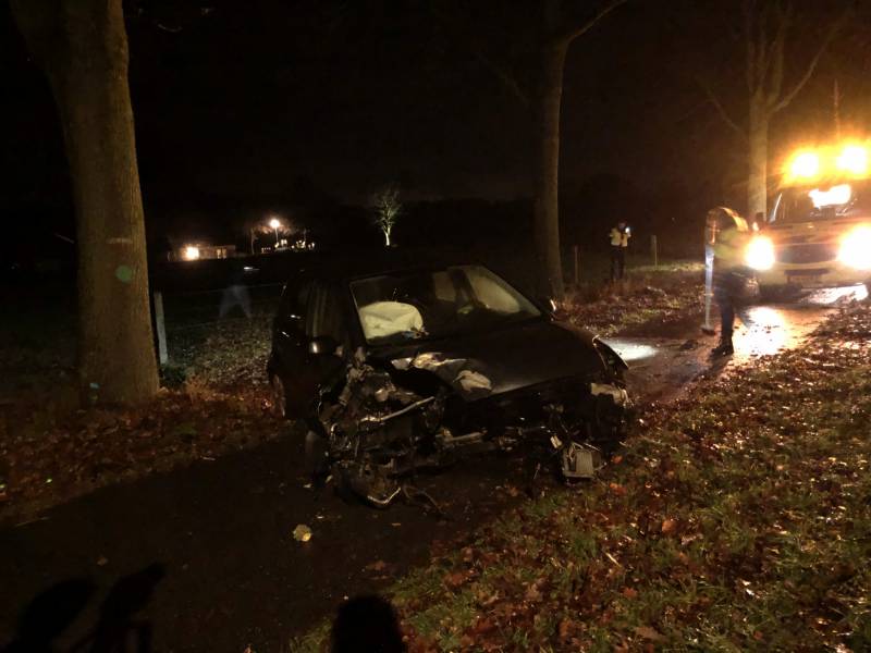 Personenauto zwaar beschadigd na eenzijdige botsing tegen boom