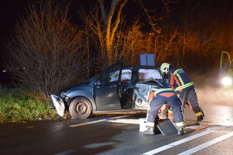 Flinke schade na aanrijding tegen boom