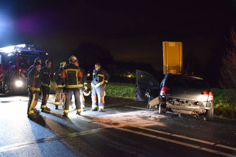 Flinke schade na aanrijding tegen boom